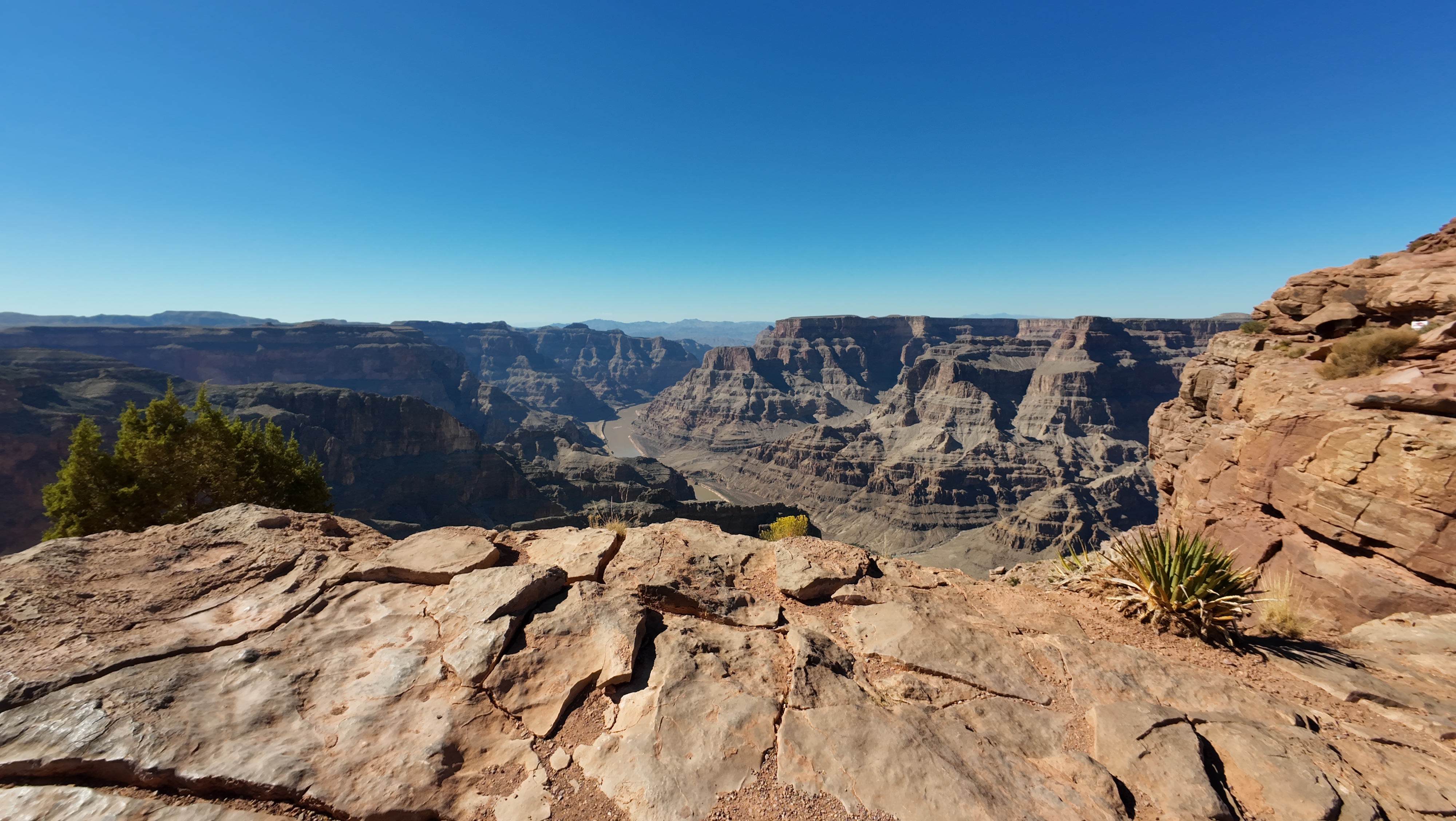 picture of a ledge on the Grand Canyon overlooking a river